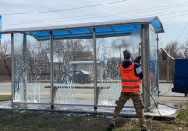 Продолжаются мероприятия по санитарной 
очистке остановочных павильонов и ограждений