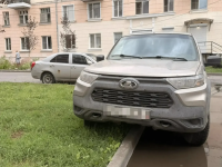 Зафиксирована парковка транспорта на зеленых зонах