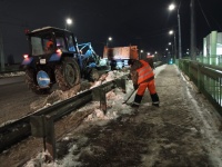 Продолжаются работы по уборке города от 
снега и наледи