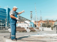 Городская аварийно-ремонтная служба провела плановую очистку фонтана у ТЮЗа им. Ю.П. Киселева 