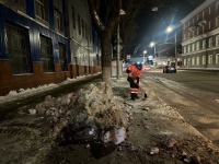 Продолжается очистка города от снега и 
наледи