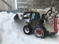 В центре Саратова продолжается очистка 
территории от снега и наледи