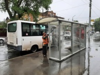 В Кировском районе проводятся мероприятия 
по помывке остановочных павильонов