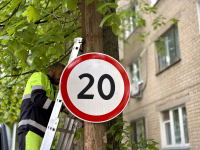 В городе продолжается установка новых дорожных знаков В городе продолжается установка новых дорожных знаков