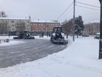 В течение дня сотрудниками коммунальной 
службы продолжаются работы по очистке улиц от снега на территории района