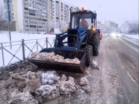 Продолжается уборка города от снега и наледи