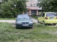 Зафиксирована парковка автомобилей на зеленых зонах Зафиксирована парковка автомобилей на зеленых зонах