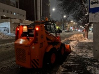 В Саратове минувшей ночью были продолжены 
работы по ликвидации последствий снегопада