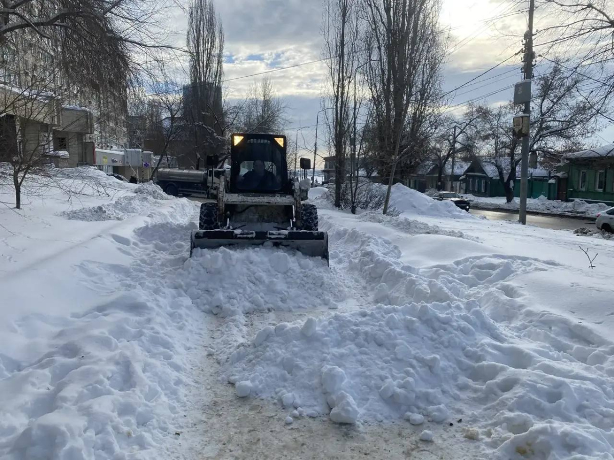 Продолжаются мероприятия по уборке города от снега и наледи