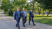 Михаил Исаев: «Сегодня утром провёл обход территорий Ленинского района вместе с главой администрации Игорем Молчановым. Осмотрели благоустройство улиц Одесской и 50 лет Октября, проверил ход работ по благоустройству сквера на улице 50 лет Октября»