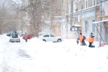 В Ленинском районе развернулась масштабная 
борьба со снегом