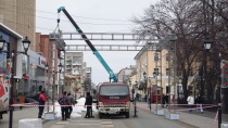 На ул. Волжская выполняется установка сборно-разборной 
световой инсталляции в рамках реализации национального проекта «Туризм и индустрия гостеприимства»