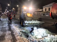 Минувшей ночью городские дорожные службы 
продолжали выполнять уборку города