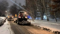 Продолжается уборка города от снега и наледи 
в ночные часы