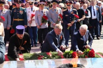 Глава города Саратова Михаил Исаев вместе с жителями  возложил цветы к Вечному огню в Парке Победы на Соколовой горе