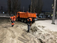 Ночью в работах по уборке снега и наледи 
было задействовано 235 единиц специализированной техники