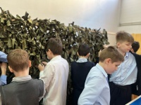В дни весенних каникул школьники продолжают оказывать помощь военнослужащим 
