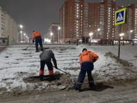 Ночью в работах по уборке снега и наледи 
было задействовано 239 единиц специализированной техники