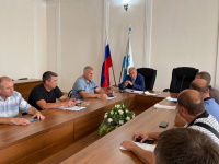 Первый заместитель главы администрации Заводского района Владимир Чирсков провел еженедельное совещание с управляющими компаниями