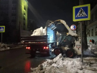 В течение ночи коммунальные службы города проводили работы по уборке снега и наледи В течение ночи коммунальные службы города проводили работы по уборке снега и наледи