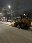 В течение ночи коммунальные службы города устраняли последствия снегопада В течение ночи коммунальные службы города устраняли последствия снегопада