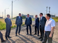 Михаил Исаев провел утренний обход улицы имени Тархова С.Ф. в границах Кировского и Ленинского районов, чтобы оценить состояние благоустройства