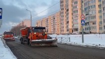 Продолжается уборка города от снега и наледи, 
а также обработка дорог противогололедными материалами