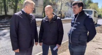 Глава города Михаил Исаев посетил участки, на которых сейчас ведется ремонт дорог — улицы Огородная и Навашина