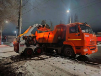 Город продолжают очищать от снега и наледи Город продолжают очищать от снега и наледи