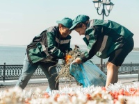 Сотрудниками МБУ «Садово-парковое» была проведена плановая обработка цветников на Новой Набережной