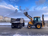 Продолжается уборка города от снега и наледи