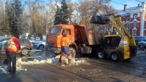 Коммунальные службы продолжают убирать город от снега и наледи