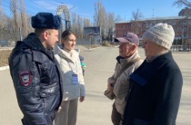 В рамках акции «Осторожно, мошенничество!» 
полицейские и волонтеры напомнили горожанам о бдительности при общении с незнакомцами