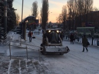 В Заводском районе продолжаются мероприятия 
по очистке от снега и наледи