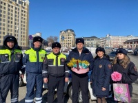 Автоинспекторы организовали праздничный 
рейд «Цветочный патруль»