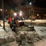 В течение ночи коммунальные службы города устраняли последствия снегопада В течение ночи коммунальные службы города устраняли последствия снегопада