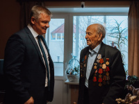 В канун Нового года глава города Михаил Исаев навестил ветерана Великой Отечественной войны, почётного гражданина Саратова Михаила Алексеевича Жукова