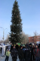 В Заводском районе «зажгли» огни на новогодней 
елке