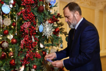 Полномочный представитель Президента Российской Федерации Игорь Комаров принял участи в акции «Елка желаний-2025»