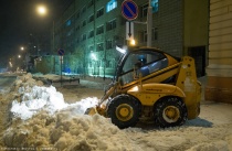 Рабочие и спецтехника продолжают убирать 
город от снега в ночное время