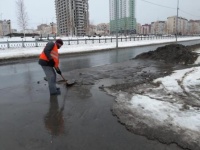 В Кировском районе продолжаются работы 
по очистке и обработке территорий противогололедными материалами