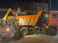В течение ночи коммунальные службы города устраняли последствия снегопада