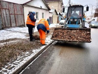 Коммунальные службы продолжают мероприятия 
по уборке города