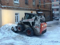 За выходные в Октябрьском районе вывезли 
более 1 тыс. куб. снега