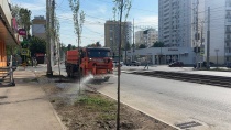 Специалисты коммунальных служб реализуют мероприятия по благоустройству территории, прилегающей к трамвайным маршрутам