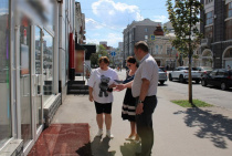 По поручению главы города Михаила Исаева заместители глав районов по экономике продолжают проверку прилегающей территории к торговым объектам