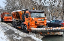 Продолжается уборка города от снега и наледи