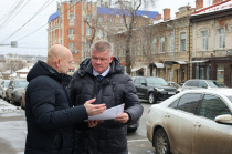 Глава города Михаил Исаев осмотрел ход работ на трех новых участках платной парковки: Глава города Михаил Исаев осмотрел ход работ на трех новых участках платной парковки: