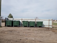 Коммунальные службы города продолжают 
уборку территорий, прилегающих к контейнерным площадкам