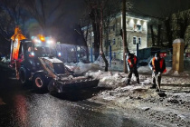 В течение ночи коммунальные службы города проводили работы по уборке снега В течение ночи коммунальные службы города проводили работы по уборке снега